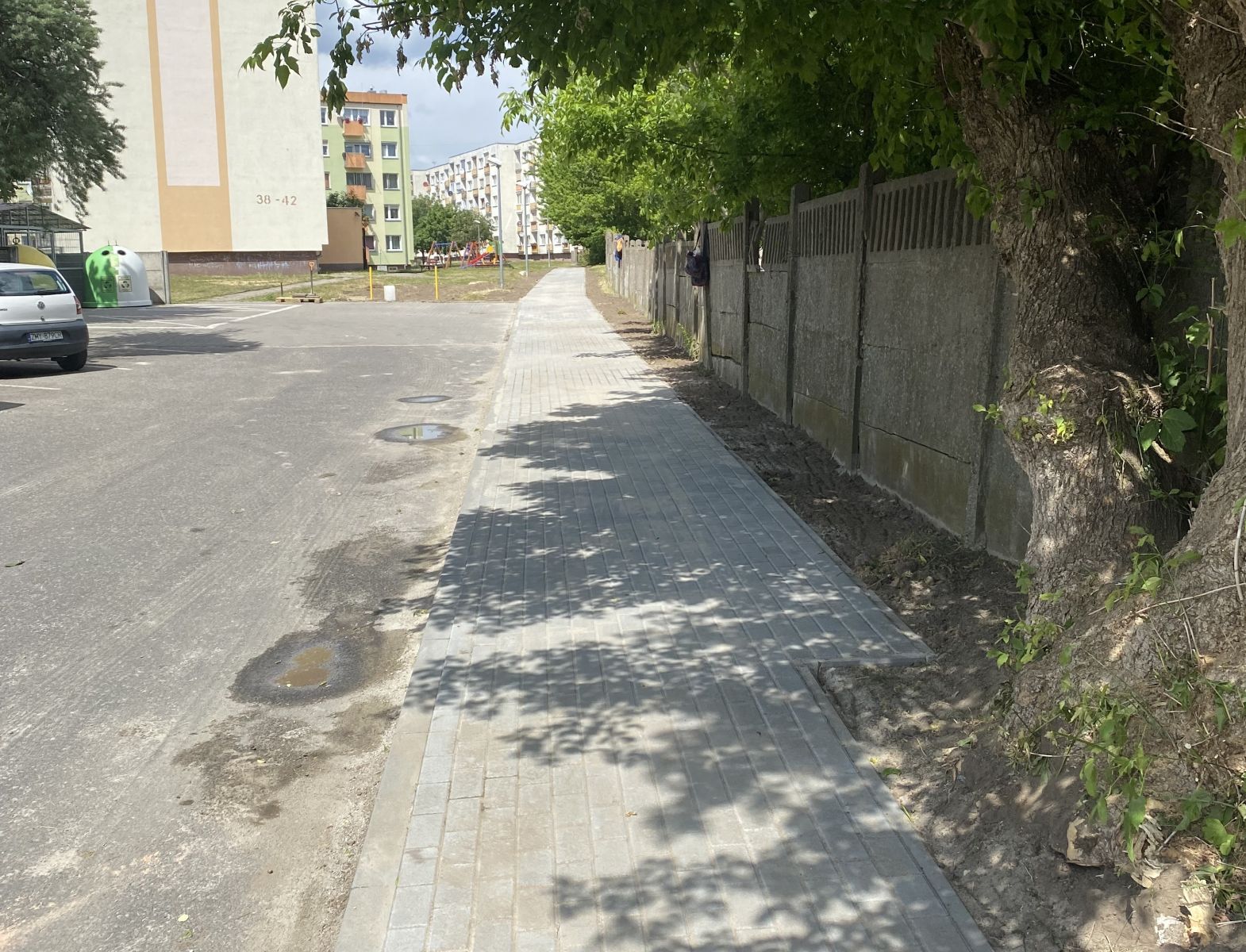 Powiększ zdjęcie. Chodnik na osiedlu Waryńskiego