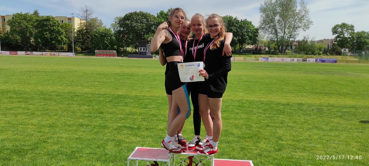 Zawodniczki na podium. Sztafeta z SP 1 Dębno