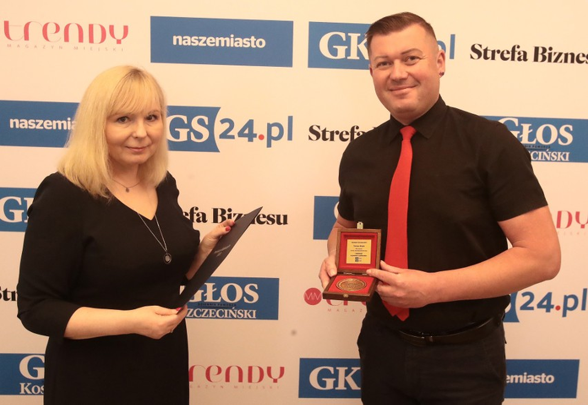 Tomasz Wujda odbiera wyróżnienie od pani 