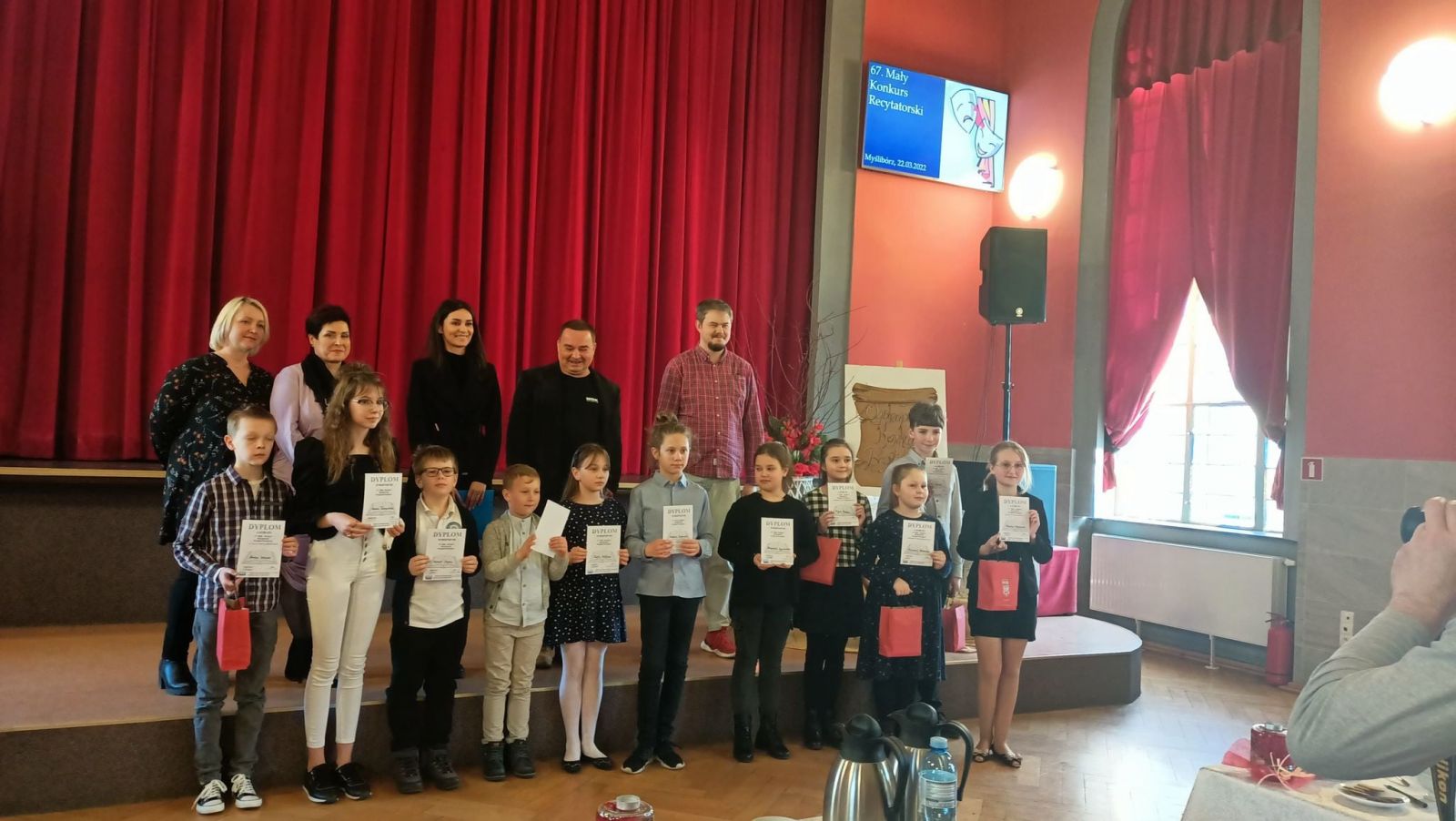 Powiększ zdjęcie. Uczestnicy konkursu powiatowego w sali MOK