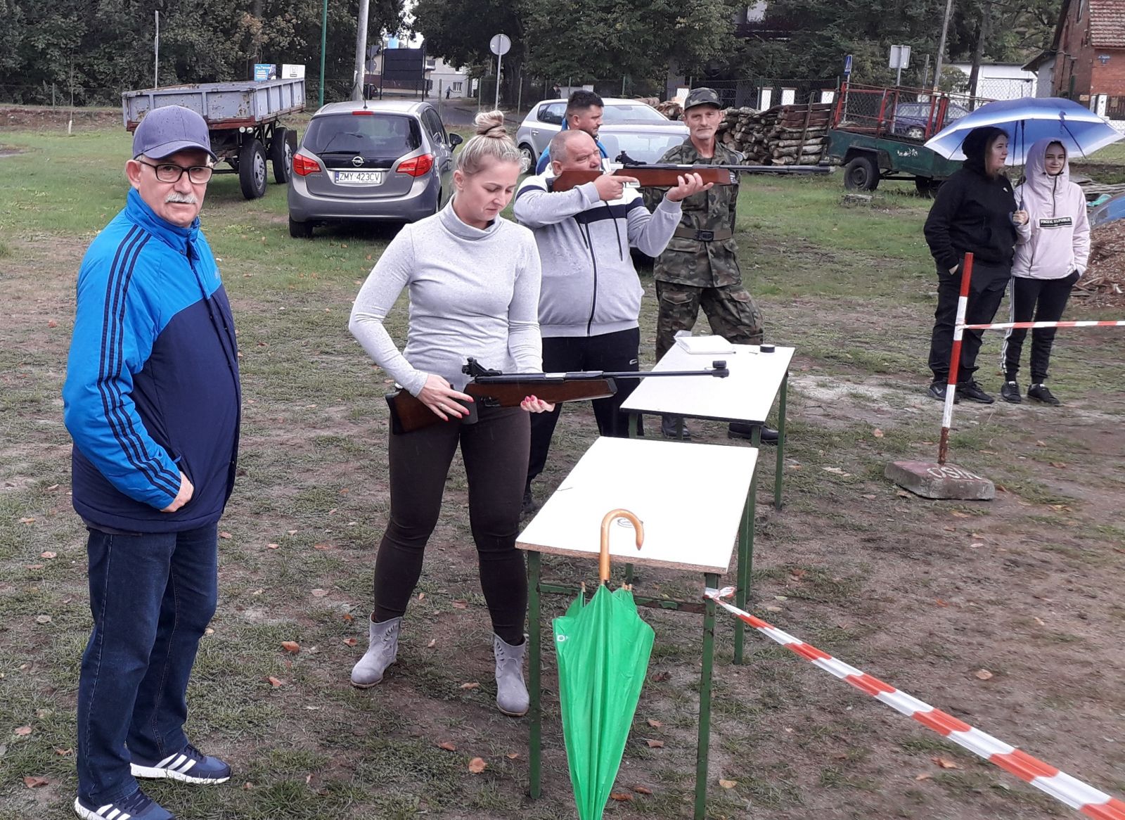 Zawodnicy strzelają, kobieta i mężczyzna
