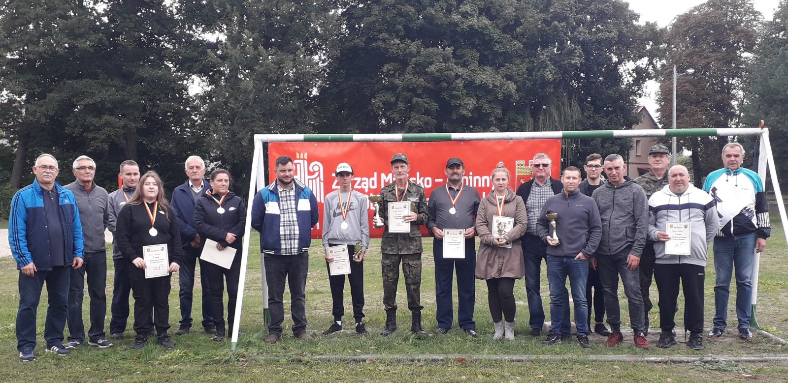 Wspólne zdjęcie nagrodzonych zawodników oraz organizatorów