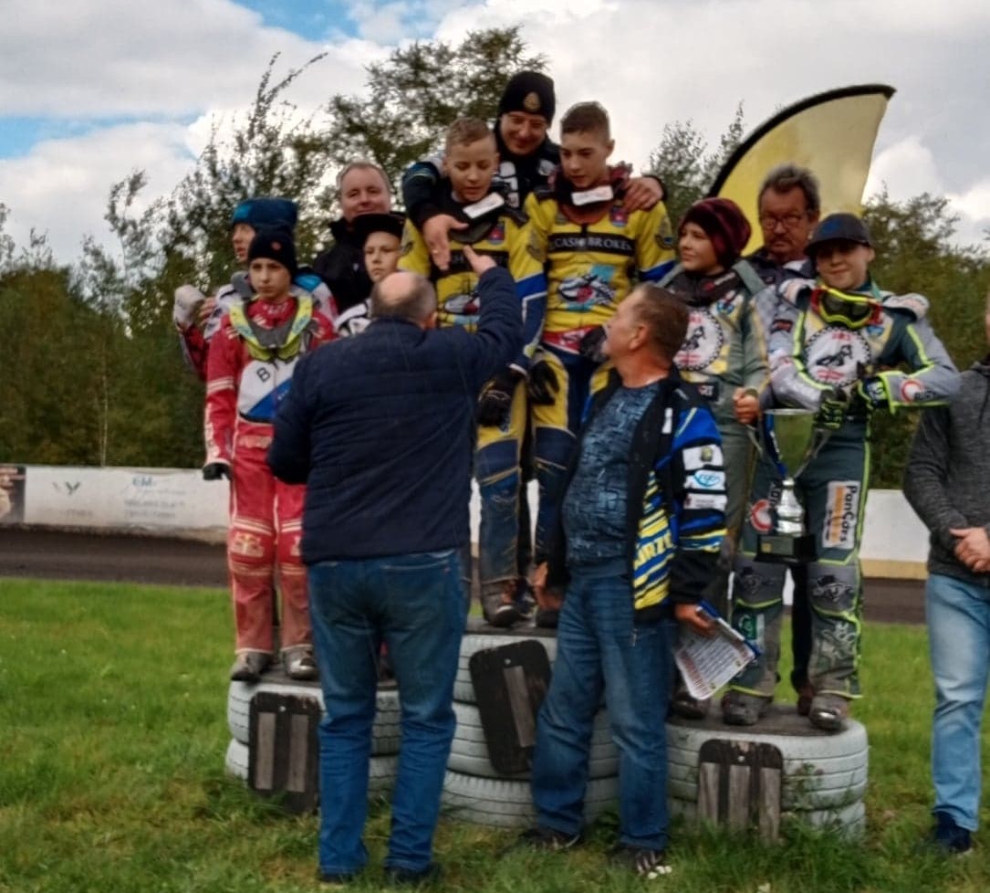 Powiększ zdjęcie. Wszyscy zawodnicy na podium 