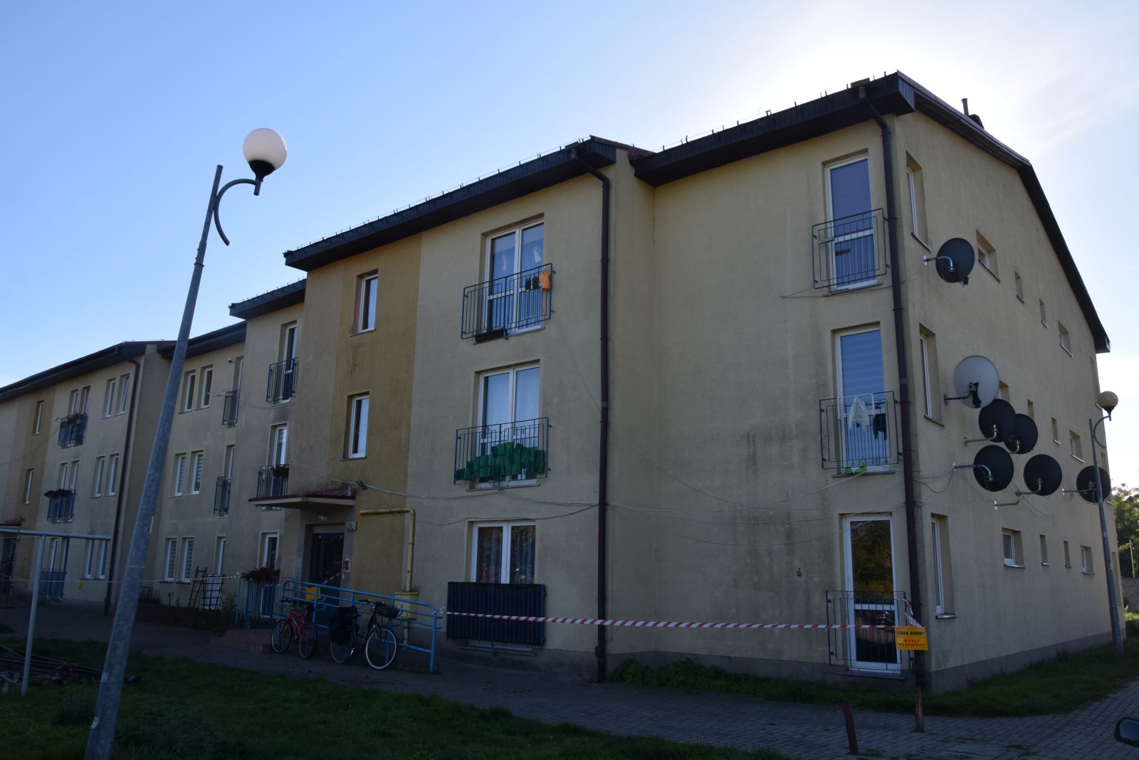 Powiększ zdjęcie. Budynek socjalny, na którym będzie remontowany dach
