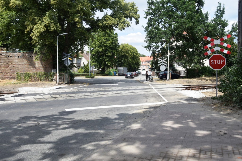 Powiększ zdjęcie. Przejście kolejowe na ulicy Chrobrego