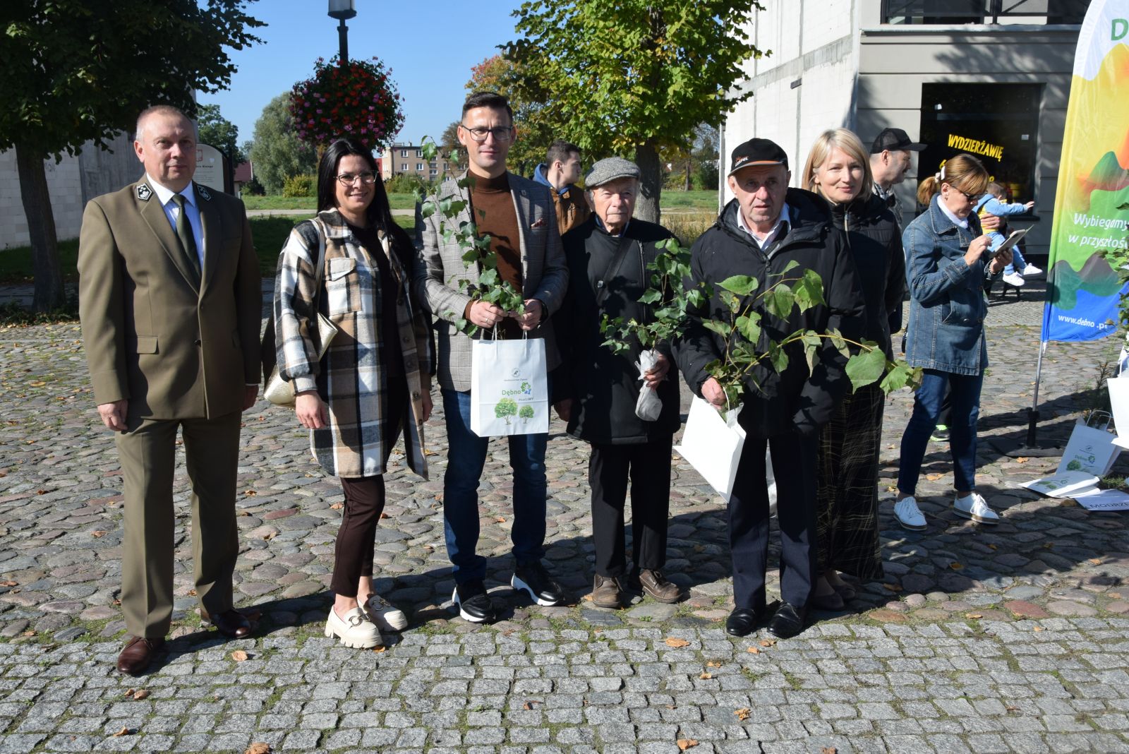 Uczestnicy ŚDS z opiekunami oraz nadleśniczym i burmistrzem 
