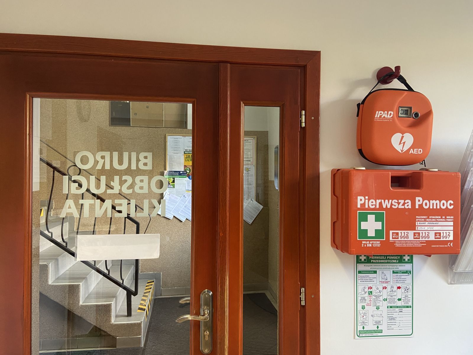 Defibrylator i apteczka powieszone na ścianie w Biurze Obsługi Klienta