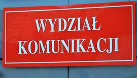 Powiększ zdjęcie. Czerwona tabliczka z napisem Wydział Komunikacji