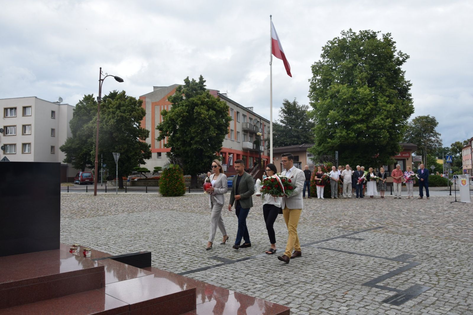 Delegacja władz miasta składają kwiaty