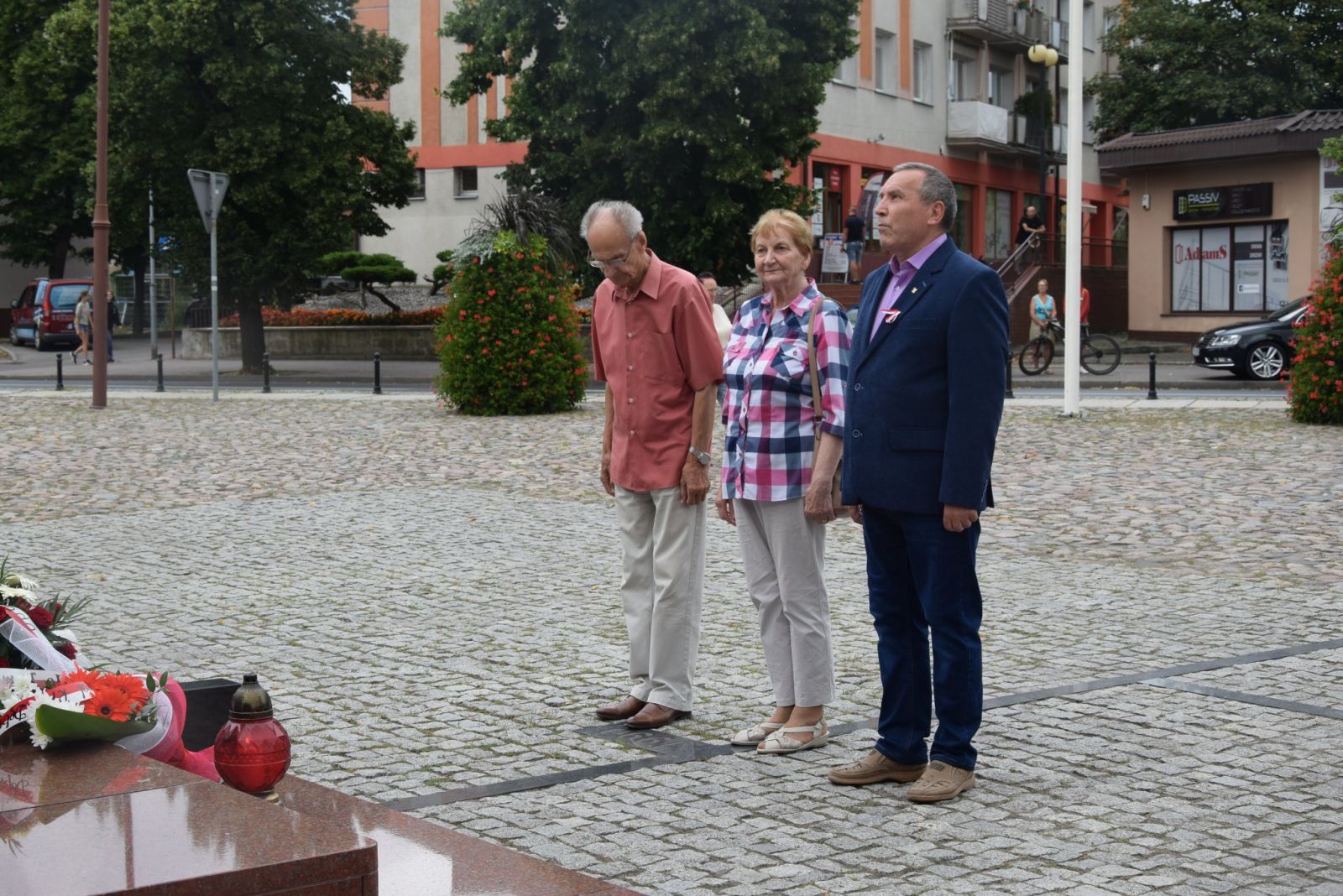 Delegacja kombatantów przed pomnikiem 