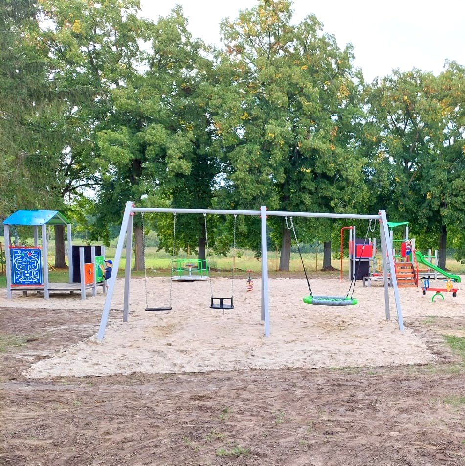 Plac zabaw z urządzeniami