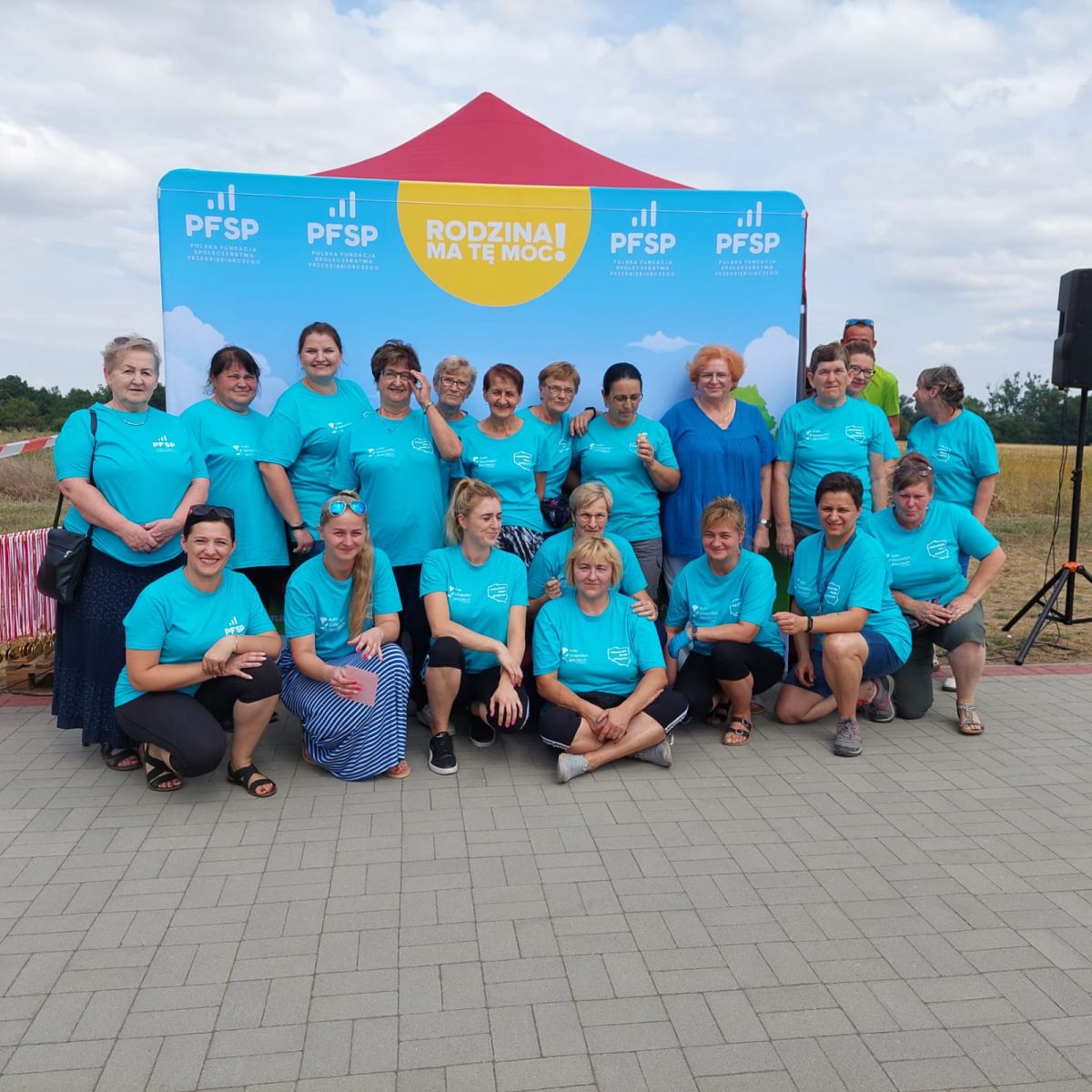 Uśmiechniete kobiety z KGW, w tle ścianka promocyjna projektu Rodzina ma tę moc