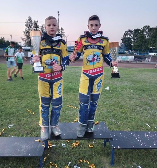 Powiększ zdjęcie. Kewin Nycz od prawej stoi z pucharem 