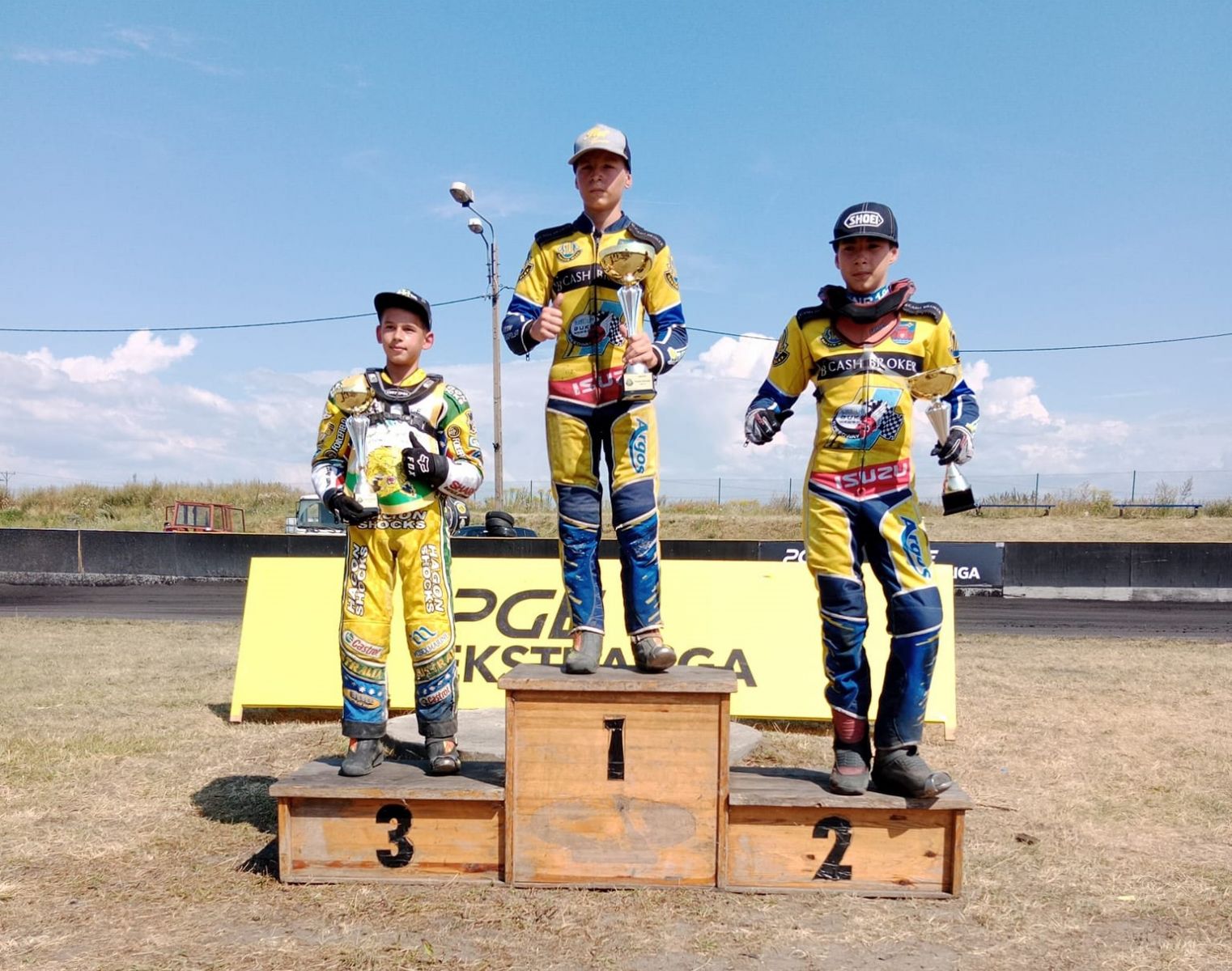 Kewin Nycz na podium z pucharem 