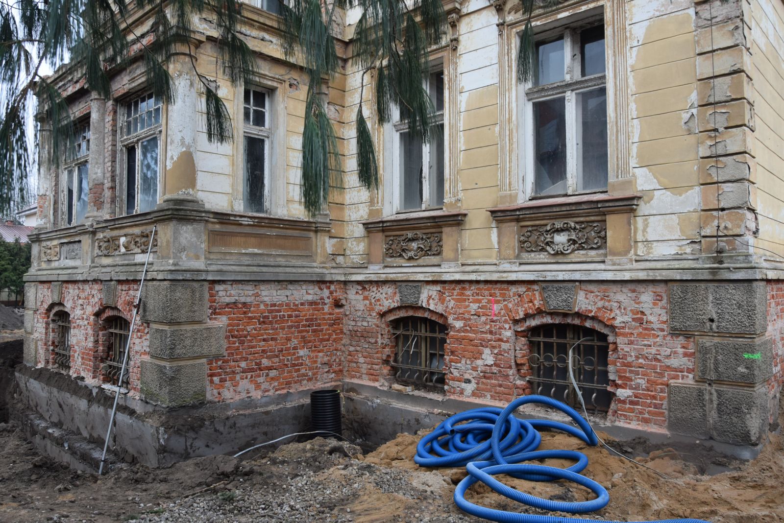 Wykonywany jest drenaż budynku