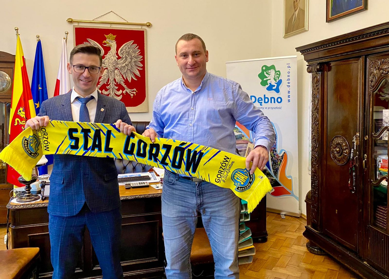 Powiększ zdjęcie. Burmistrz Dębna z dyrektorem Stali Gorzów. 
