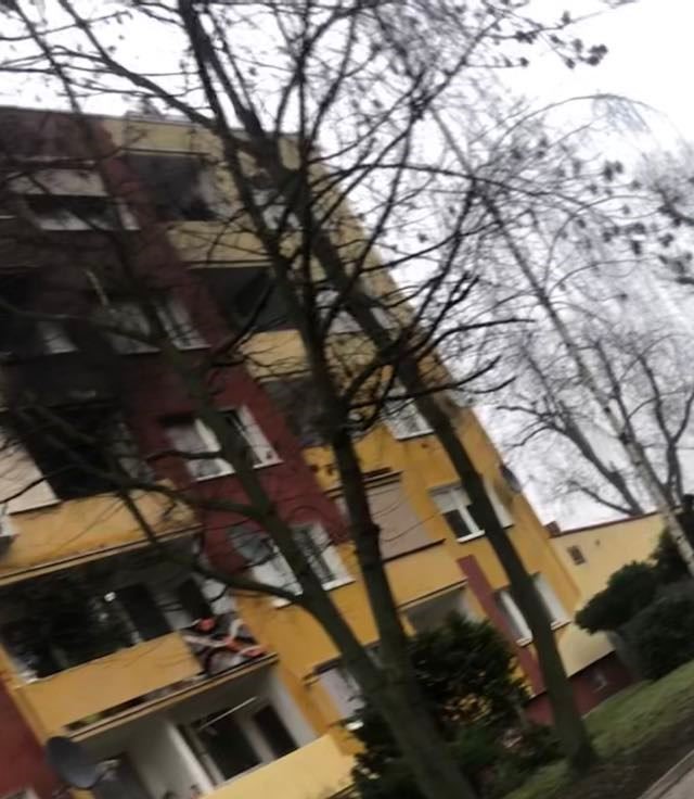 Powiększ zdjęcie. Spalona elewacja bloku