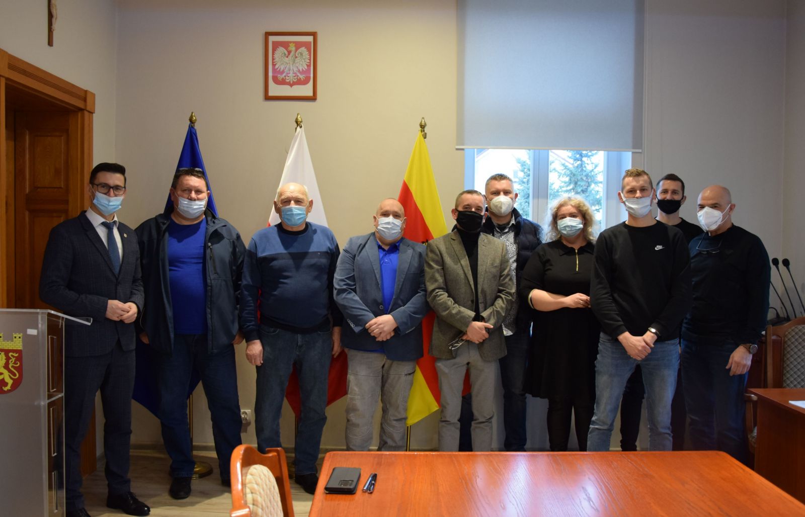 Powiększ zdjęcie. Burmistrz Dębna wraz z przedstawicielami klubów i stowarzyszeń