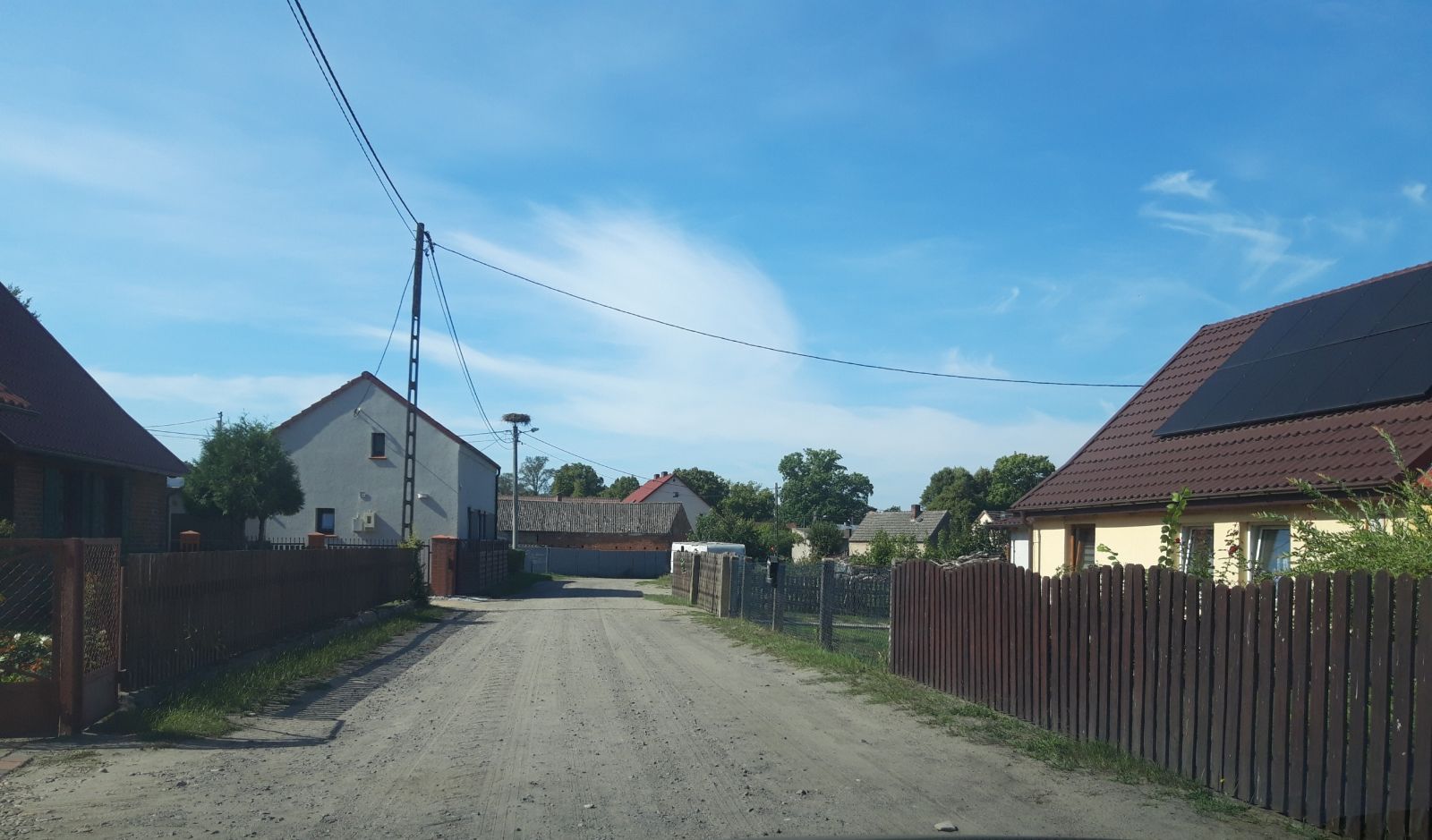 Droga gruntowa w Dargomyślu przed remontem., domy, słupy energetyczne, 