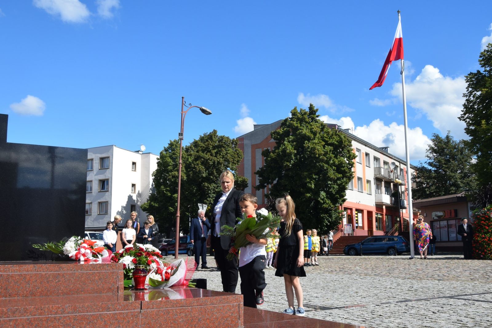 Delegacja Przedszkola nr 2 składa kwiaty