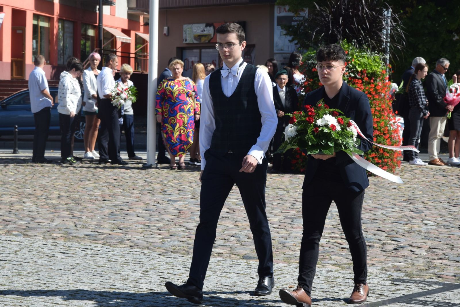 Przedstawiciele Młodzieżowej Rady skłądają kwiaty