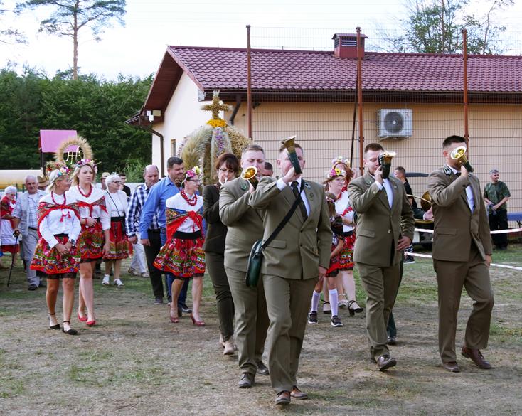 Korowód prowadzą myśliwi grając na rogach