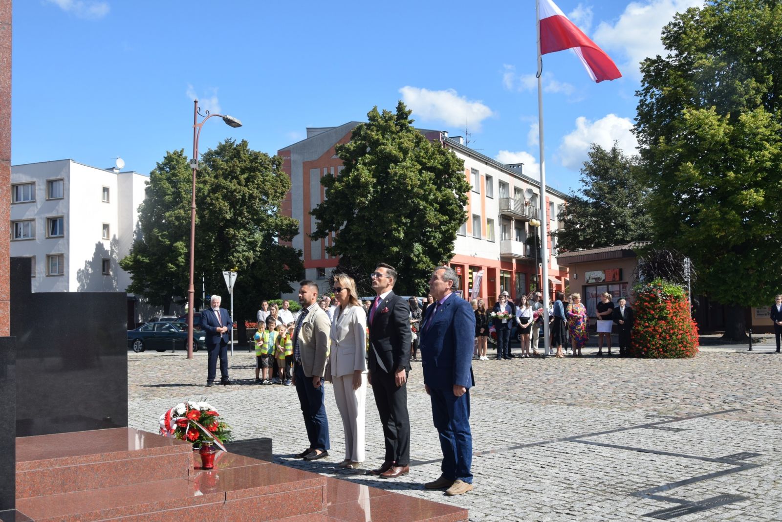 Władze samorządowe składają kwiaty