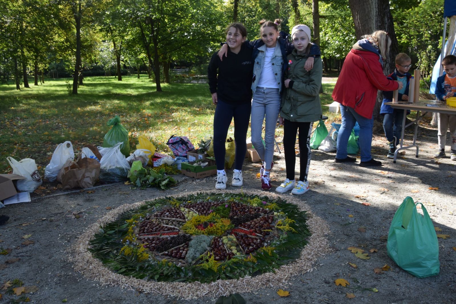 Pierwsza mandala i uczennice, które to wykonywały