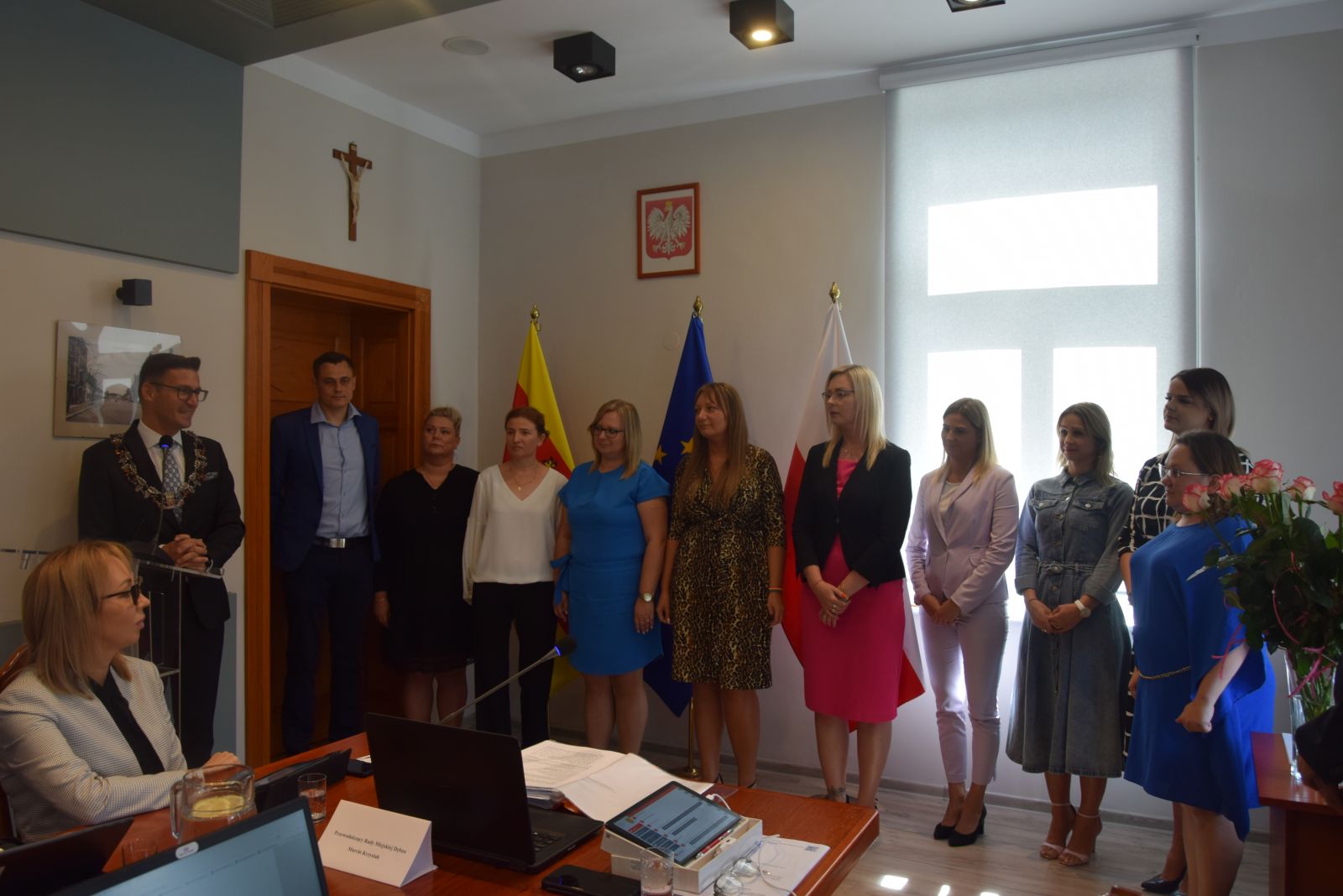 Powiększ zdjęcie. Nauczyczycieli stoją w rzędzie. Burmistrz przemawia 