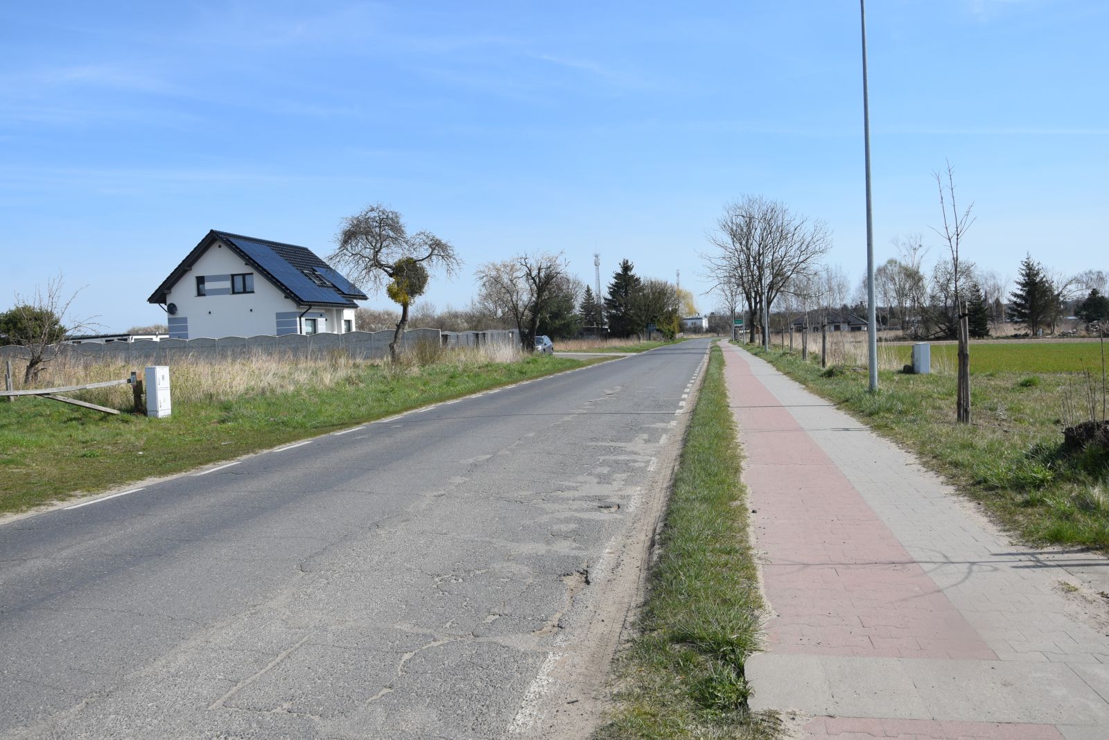 Powiększ zdjęcie. Ulica Chojeńska, jezdnia, ściezka rowerowa, domy 