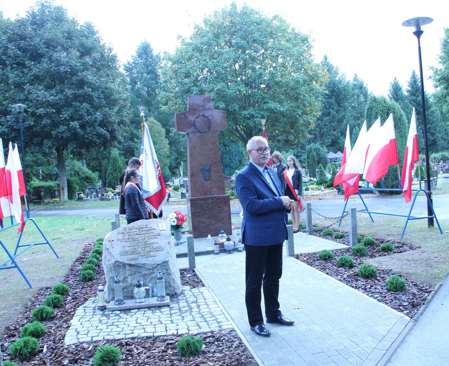 Powiększ zdjęcie. Zeszłoroczne uroczystosci przed Pomnikiem Sybiraka