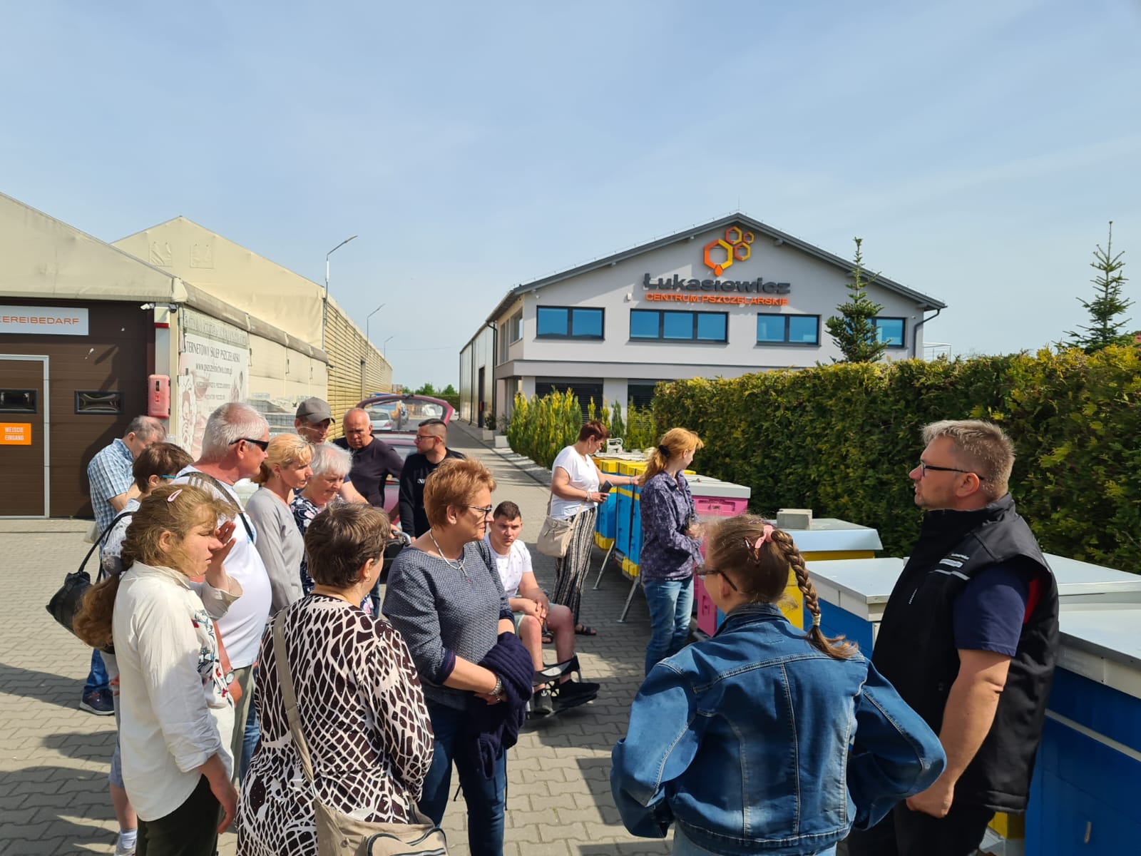 Seniorzy oglądają sprzęt pszczelarski