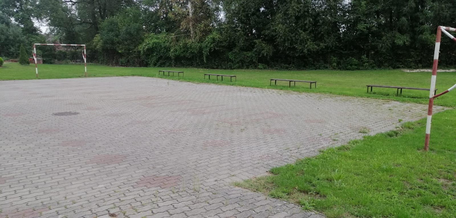 Plac betonowy, bramki, obecne boisko dla uczniów