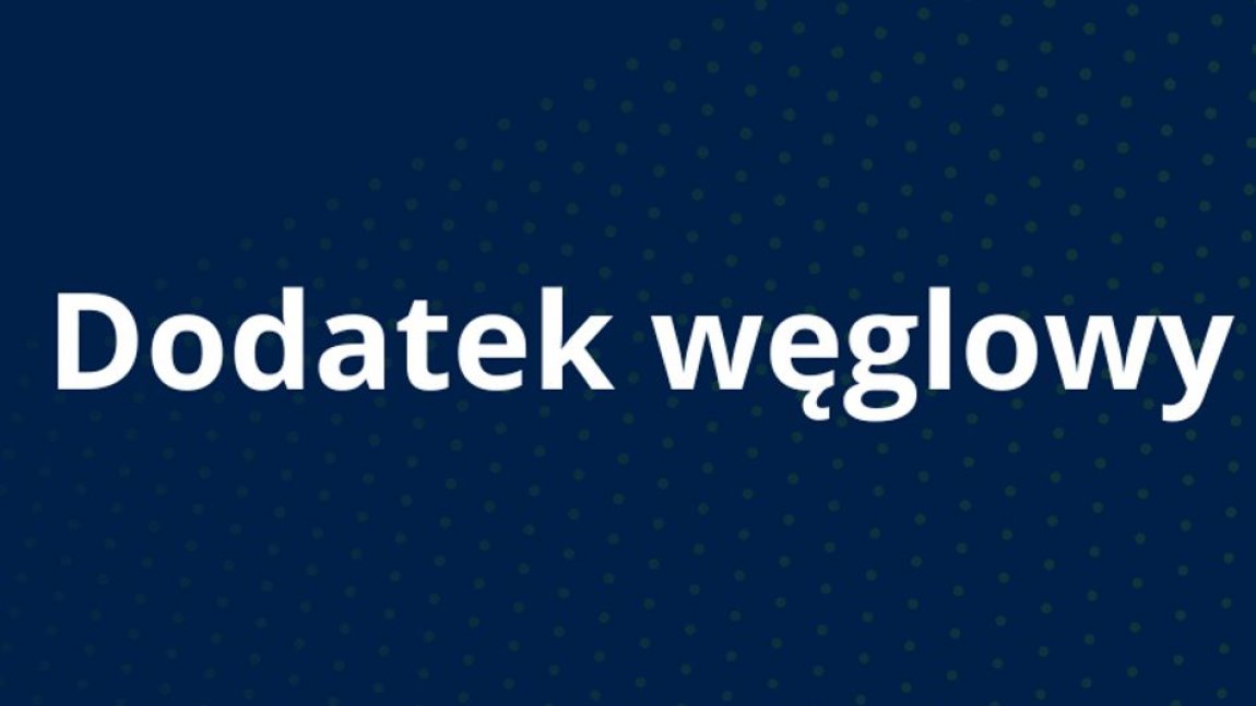 Powiększ grafikę. Napis dodatek węglowy na grantowym tle