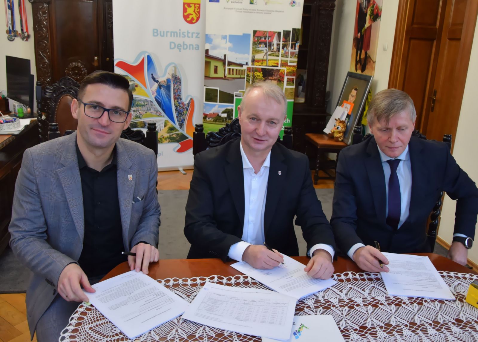 Powiększ zdjecie. Od lewej burmistrz Dębna, wicemarszałek województwa, prezes PWiK