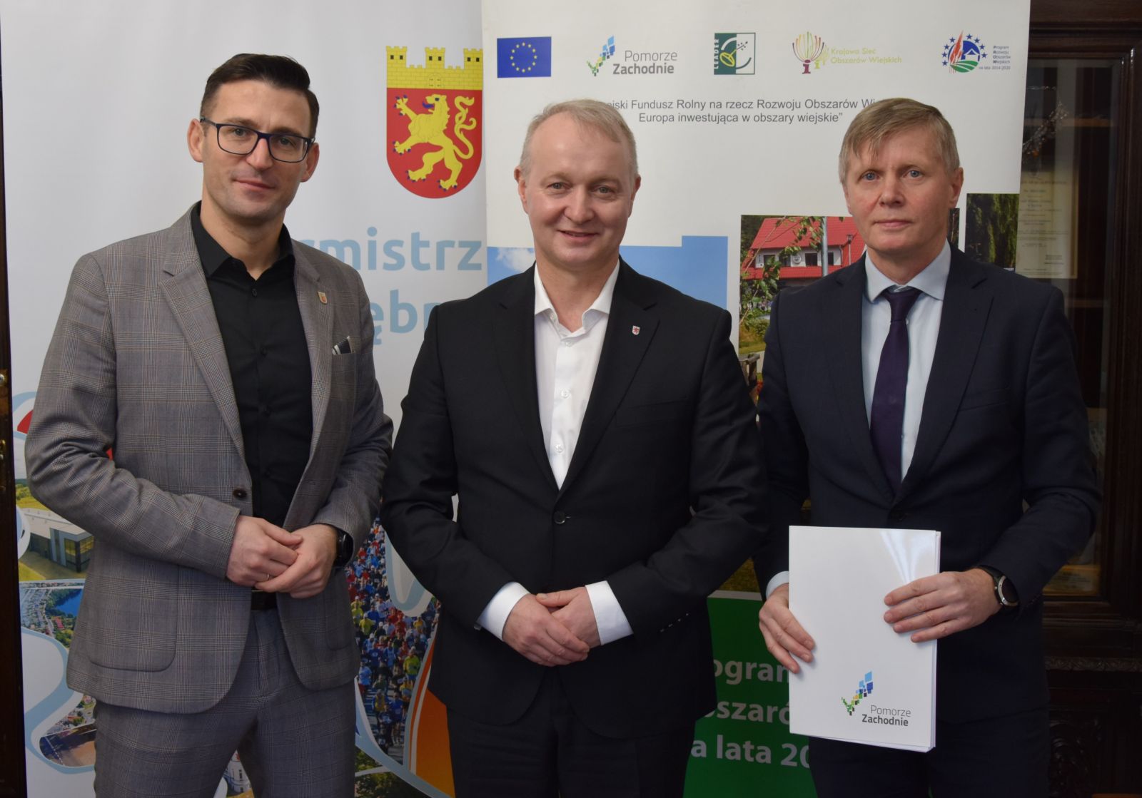 Od lewej stoją: burmistrz Dębna, marsząłek województwa, prezes PWiK