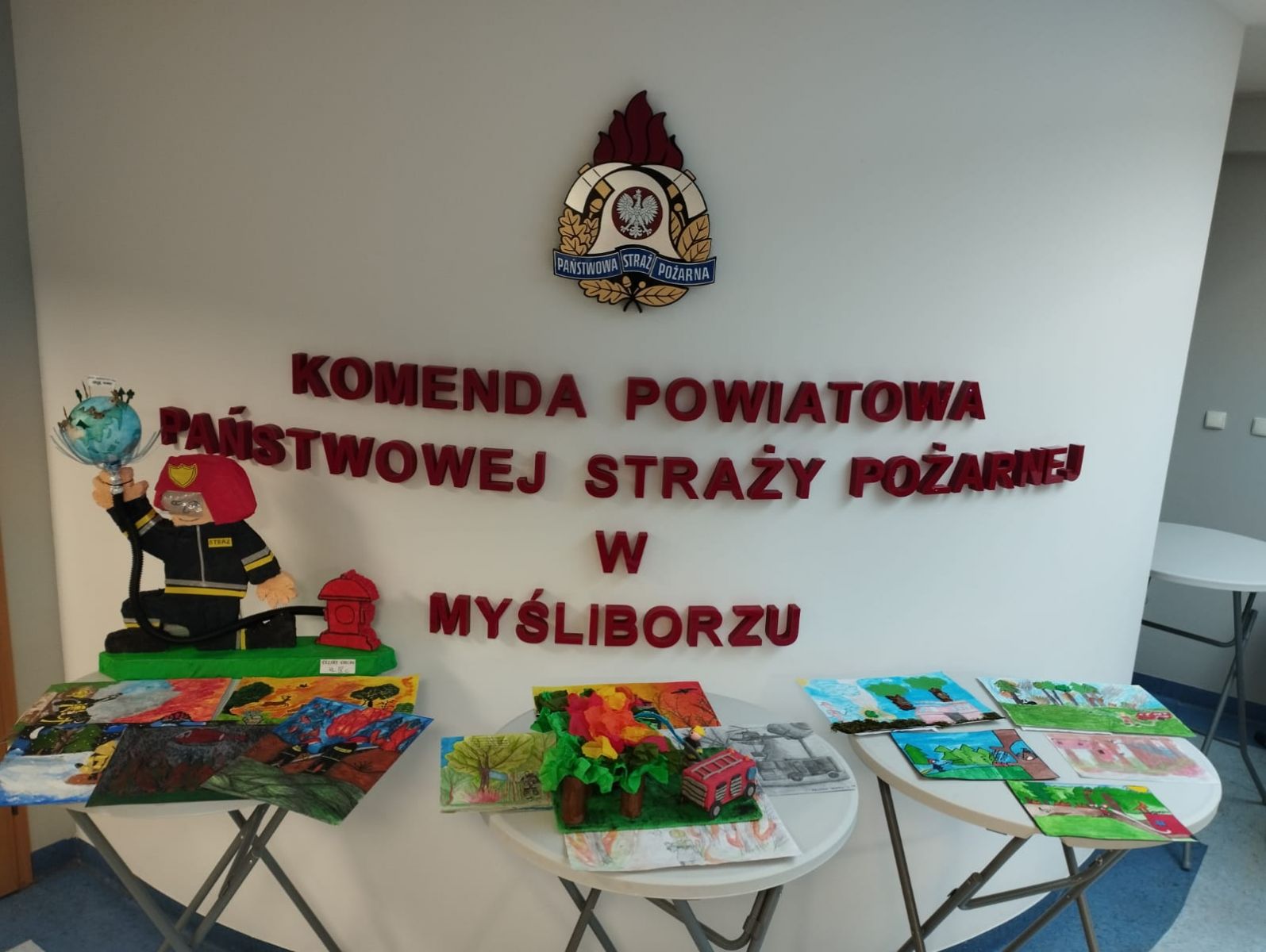Powieksz zdjecie. Nagrodzone prace leżą na stoliku