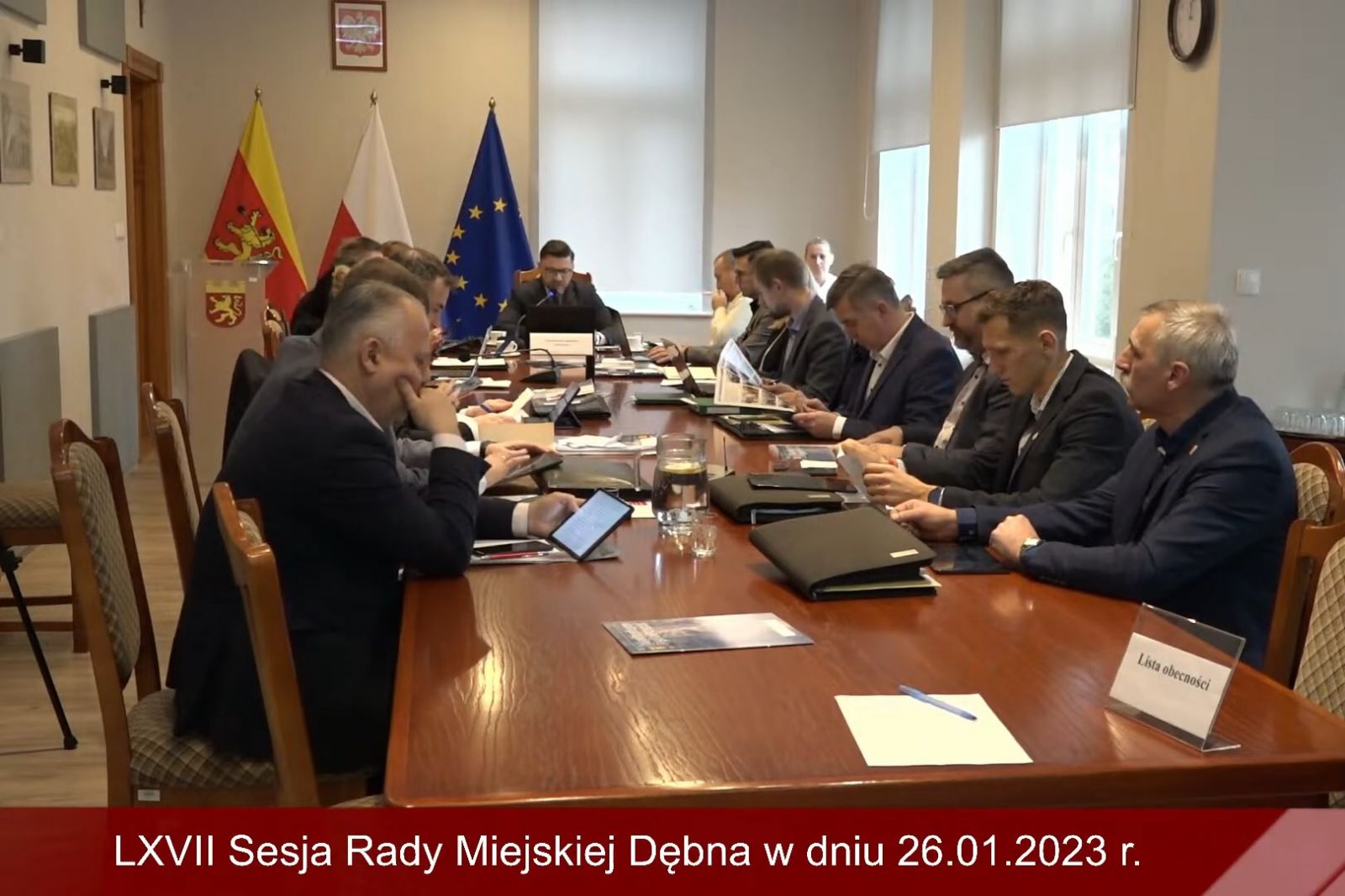Powiększ sreen z nagrania sesji. Radni siedzą przy stole