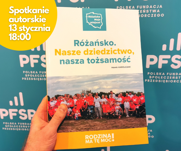 Powiększ grafikę. Dłoń trzyma książkę widoczna okładka