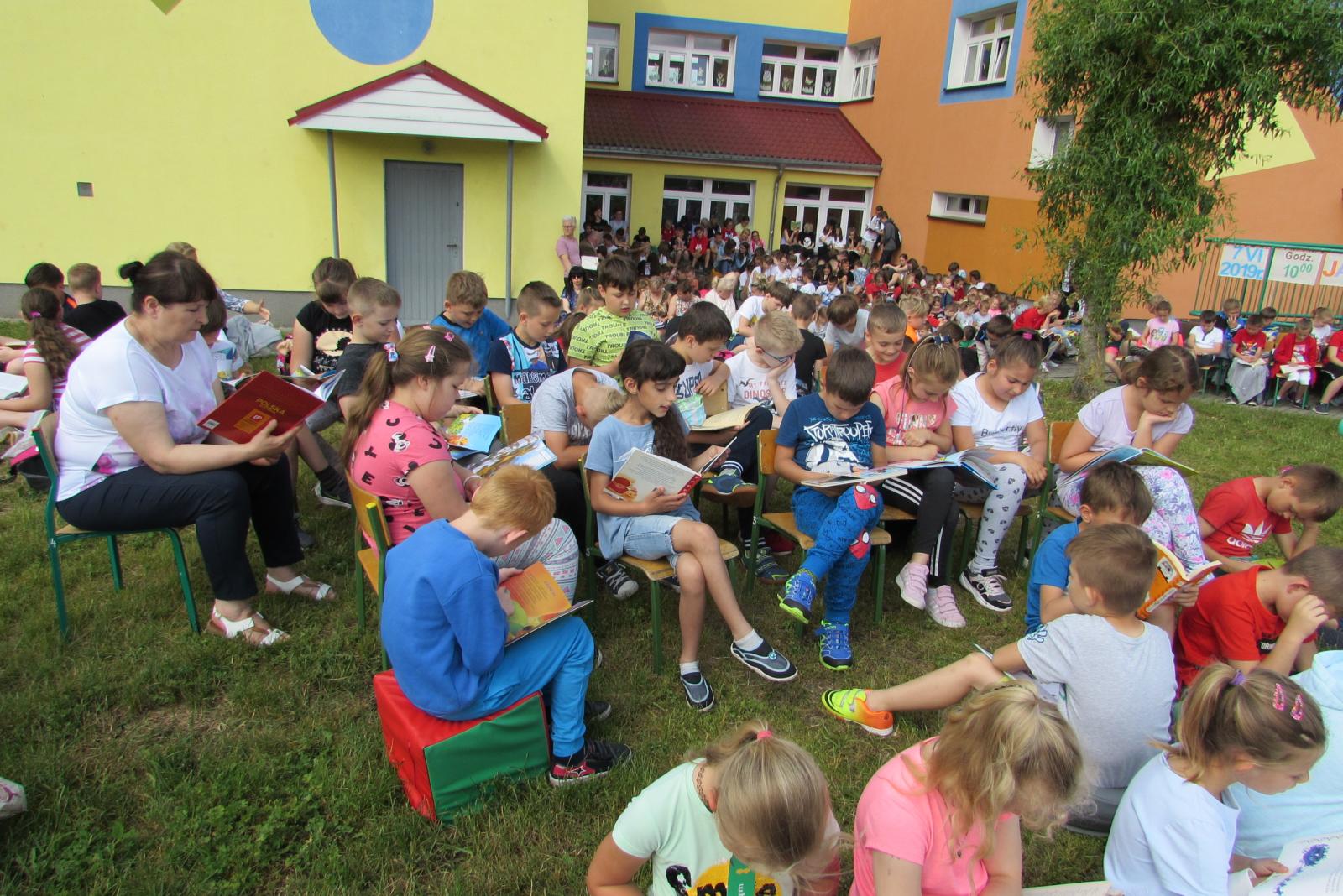 Powiększ zdjęcie. Uczniowie czytają swoje ulubione książki