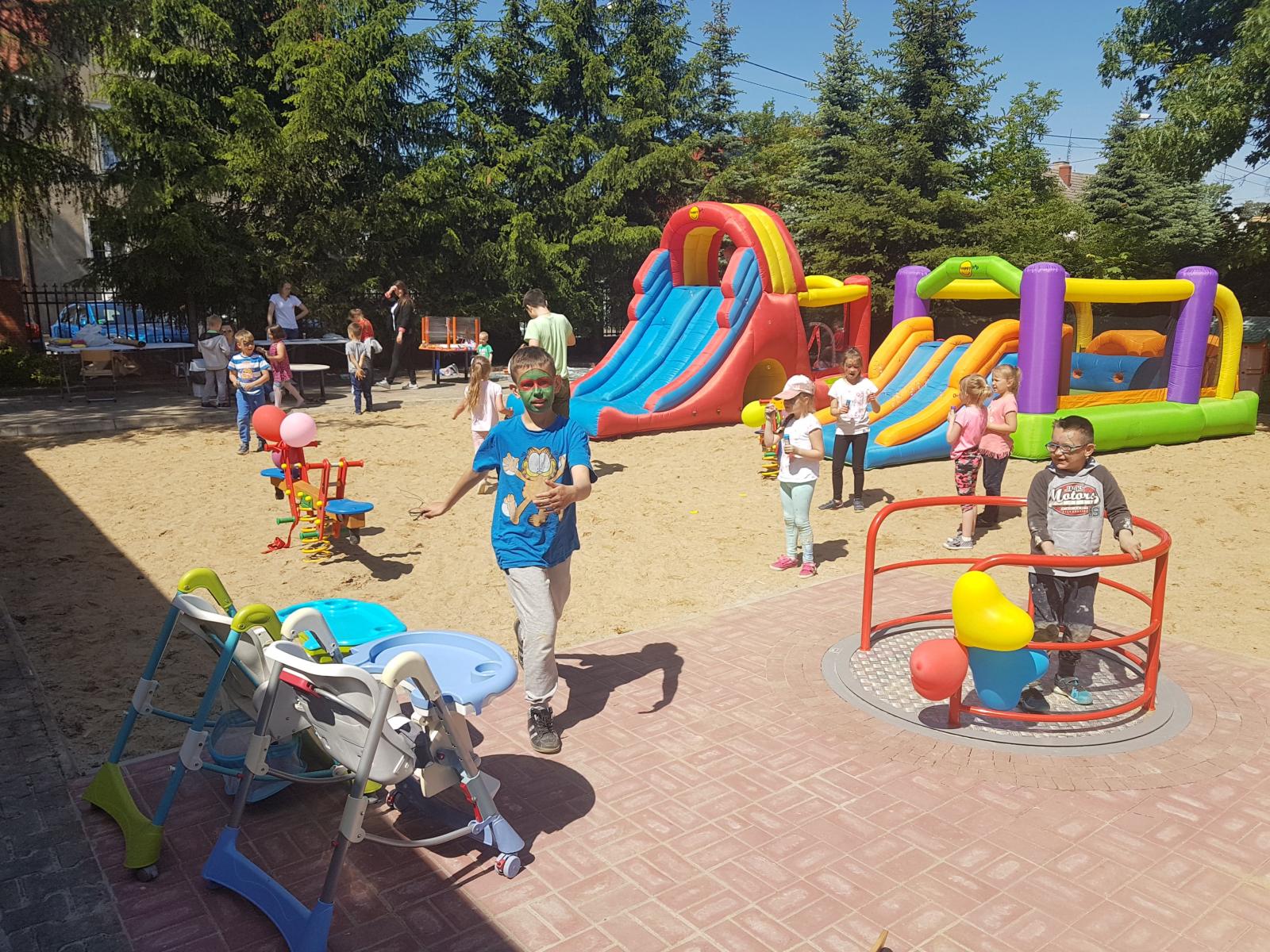 Powiększ zdjęcie. Dzieci bawią się na placu zabaw