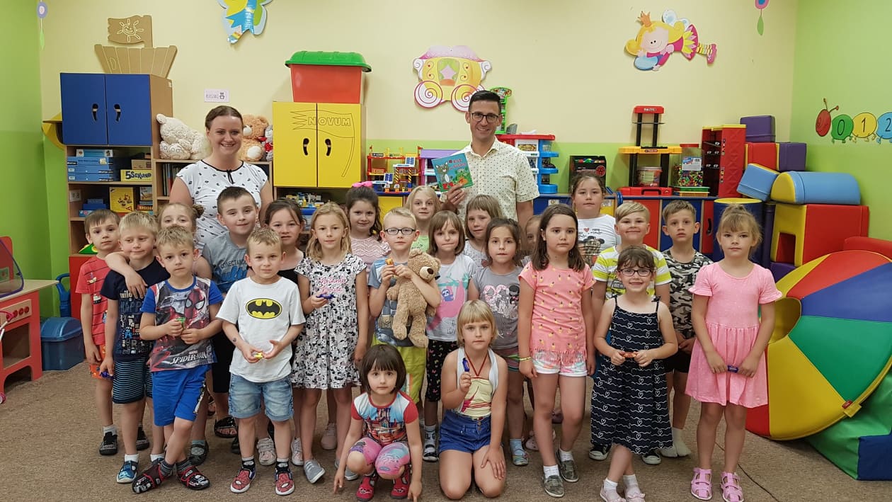 Wspólne zdjecie dzieci z burmistrzem i wychowawcą