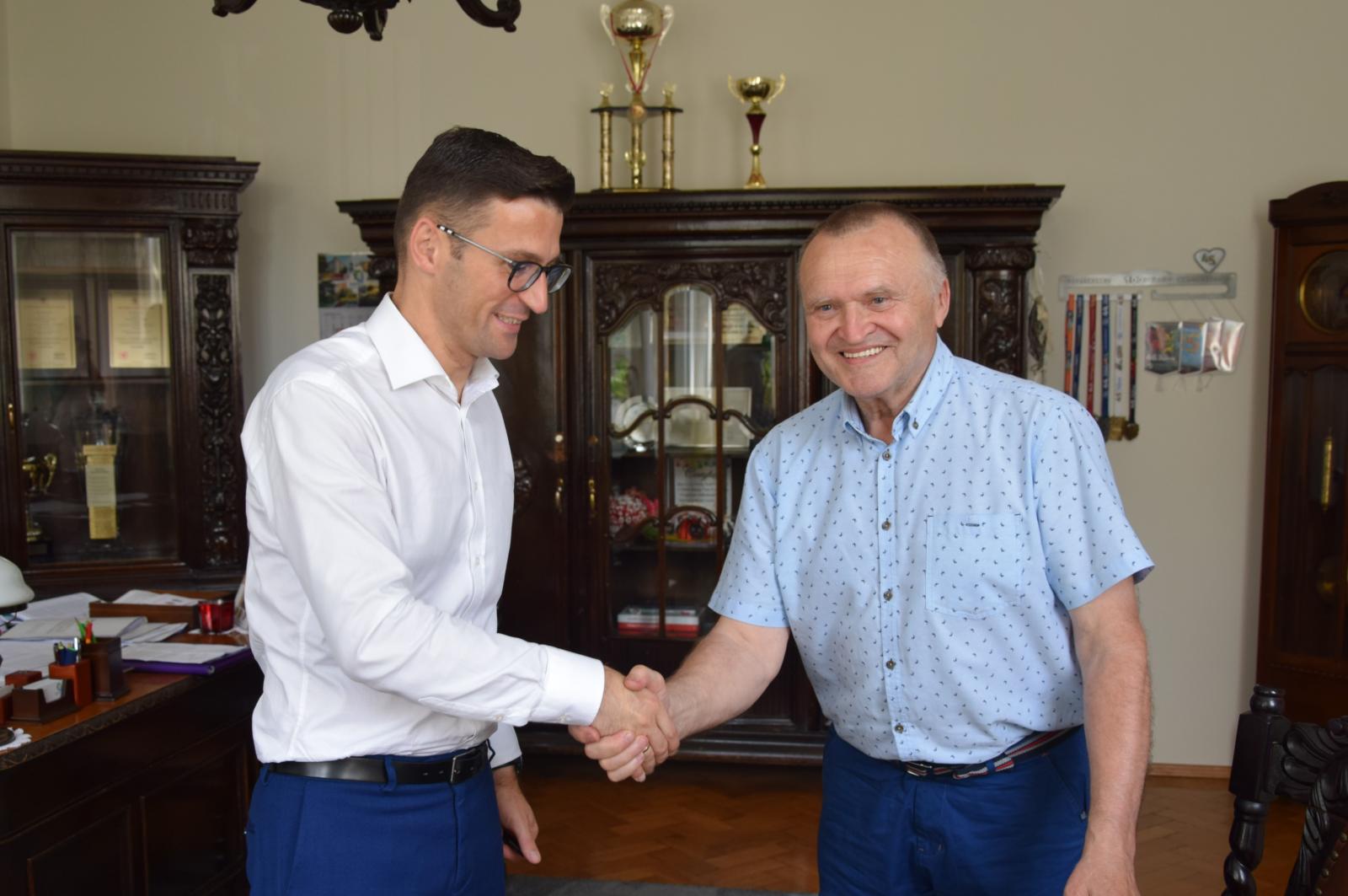 Powiększ zdjęcie. Burmistrz Dębna i Jerzy Mingałło uściskają sobie dłoń 