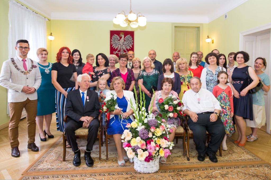 Powieksz zdjęcie. Dwie pary jubilatów z rodzinami 