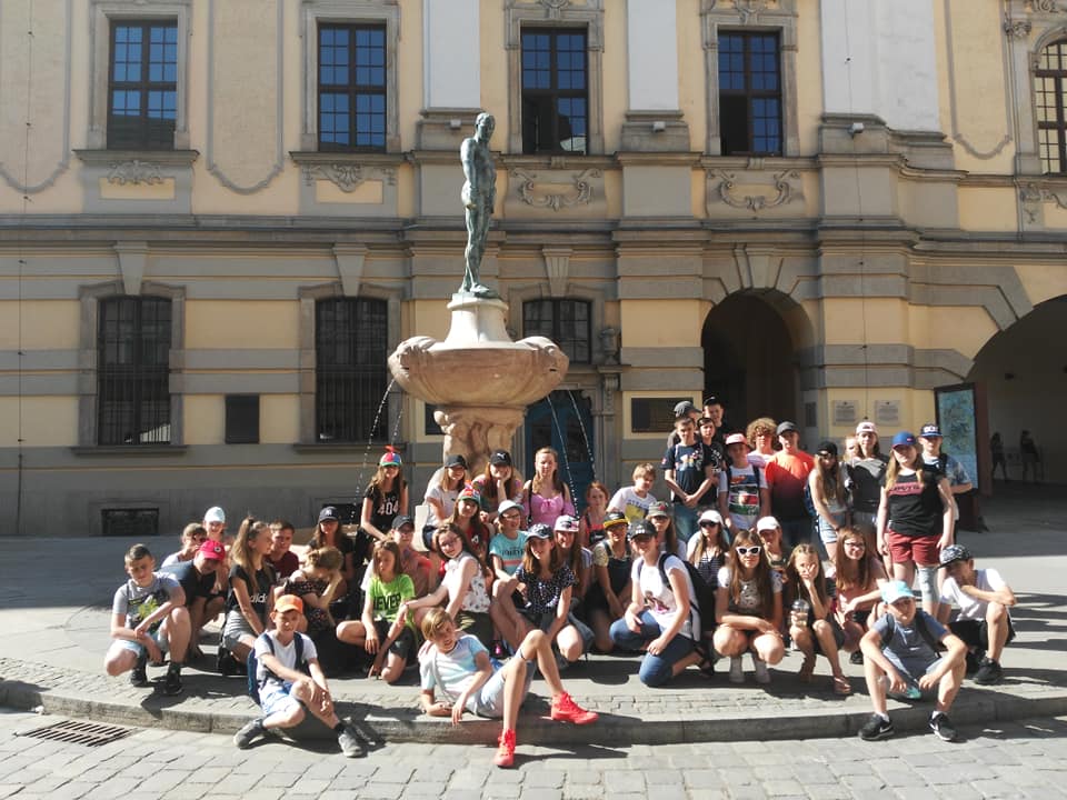 Powiększ zdjęcie. Młodzież na wycieczce