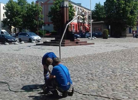 Powiększ zdjęcie. Wczoraj pracownicy miejskich wodociągów montowali kurtyny wodne