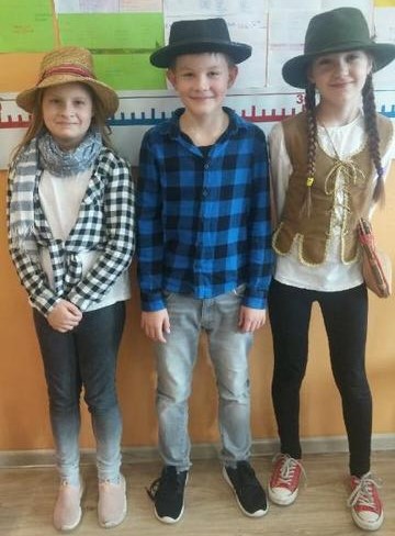 Powiększ zdjęcie. Trójka uczniwó w kapeluszach