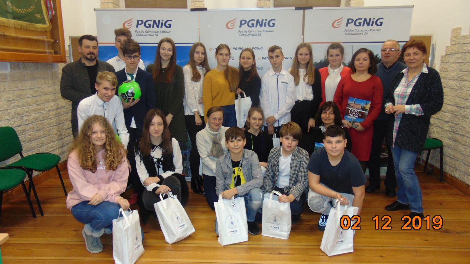 Powiększ zdjęcie. Uczestnicy konkursu z opiekunami