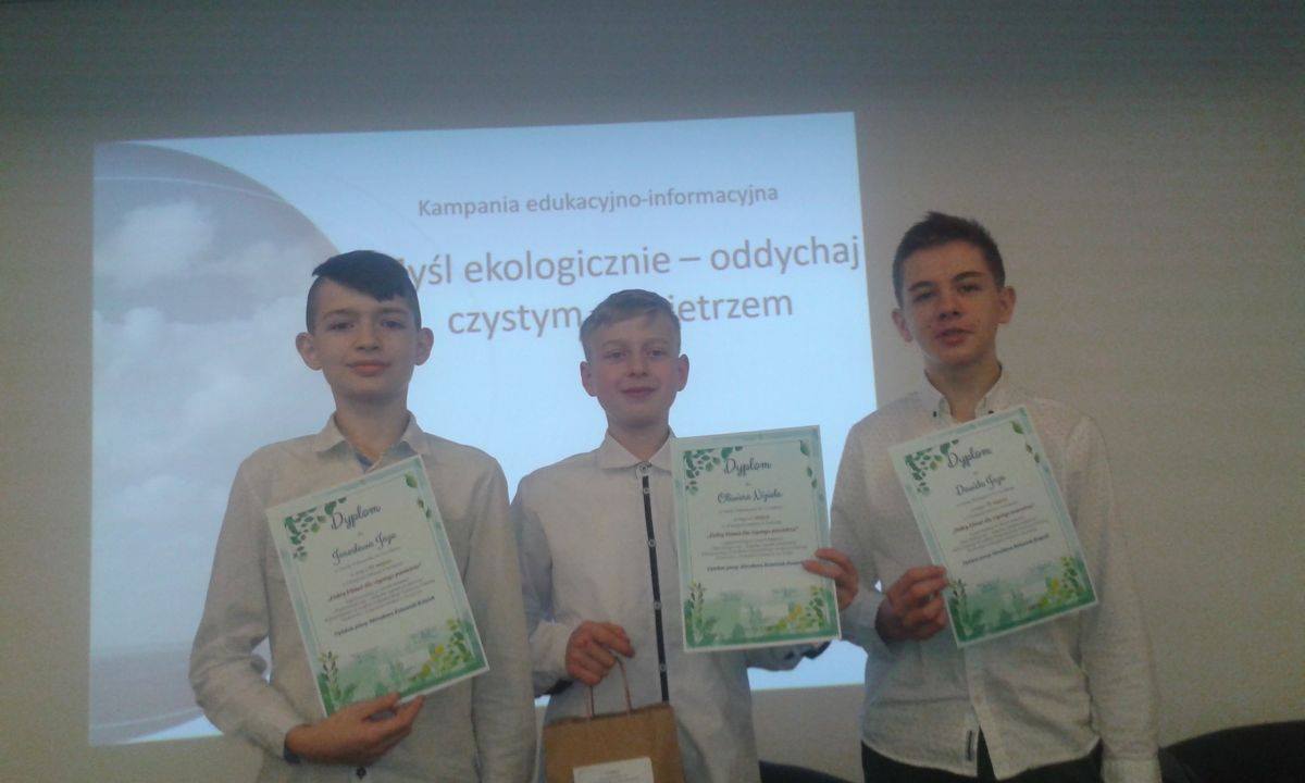 Powiększ zdjęcie. Wyróżnieni uczniowie prezentują dyplomy