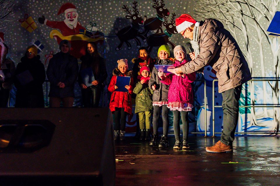 Powiększ zdjęcie.Burmistrz Dębna wręcza dyplom zespołowi KEEP KiDs